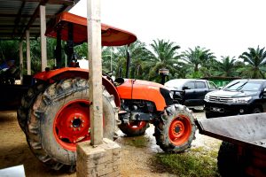lawatan ladang berkenaan sewaan traktor & backhoe milikan KOOPLKPP